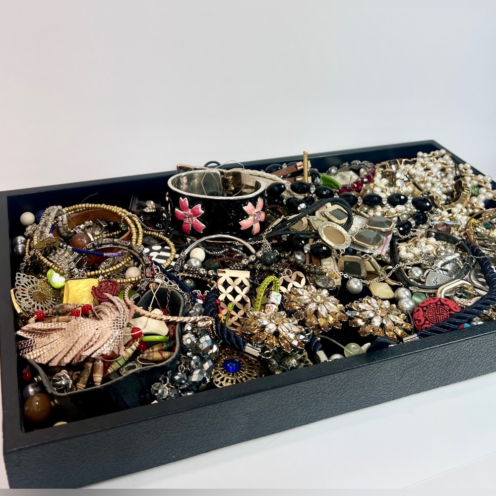 Huge 2+ LB Craft Jewelry Lot - Scrap Vintage to Modern Costume Tangled Broken - Picture 4 of 5